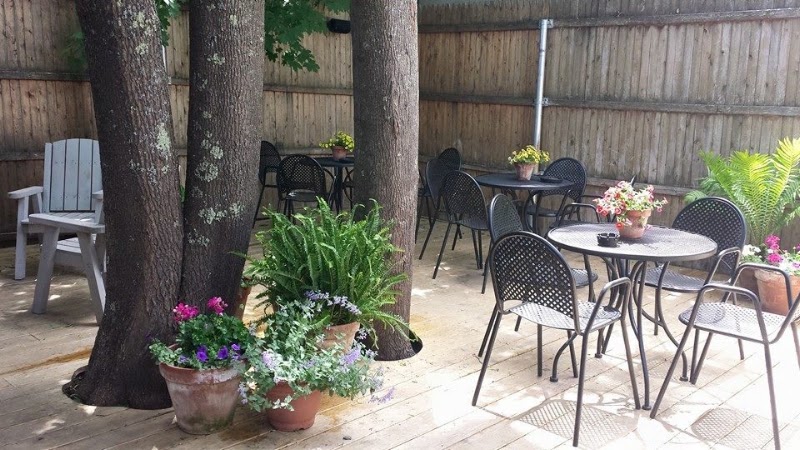 Thirsty Whale Tavern, Acadia