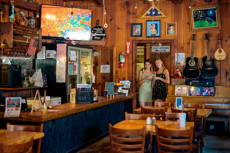 Bella Brooke Cafe at Gena's Sierra Inn: Family Restaurant, Kings Canyon